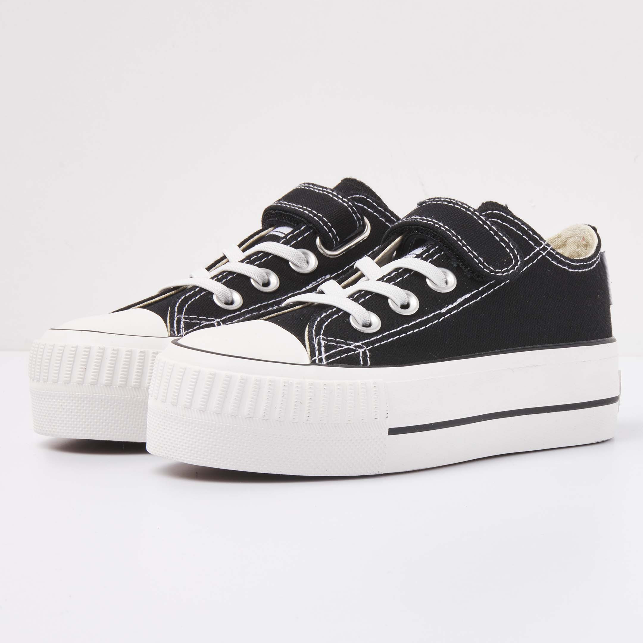 British Knights Sneaker Front view  B49-3705C-02 KAYA LOW LOW-TOP FEMALE
