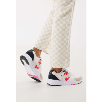 Model  B50-3613-03 TAIGA LOW-TOP FEMALE