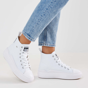 Model  B51-3734-02 KAYA FLOW MID HIGH-TOP FEMALE