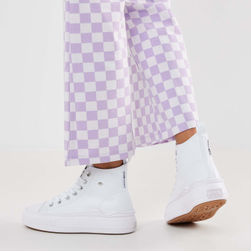 Model  B51-3735-02 KAYA FLOW MID HIGH-TOP FEMALE