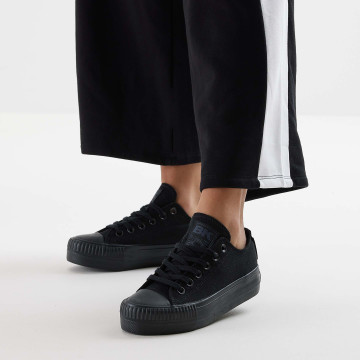 Model  B52-3723-01 KAYA LOW LOW-TOP FEMALE