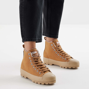 Model  B52-3735-02 KAYA DSRT HIGH-TOP FEMALE